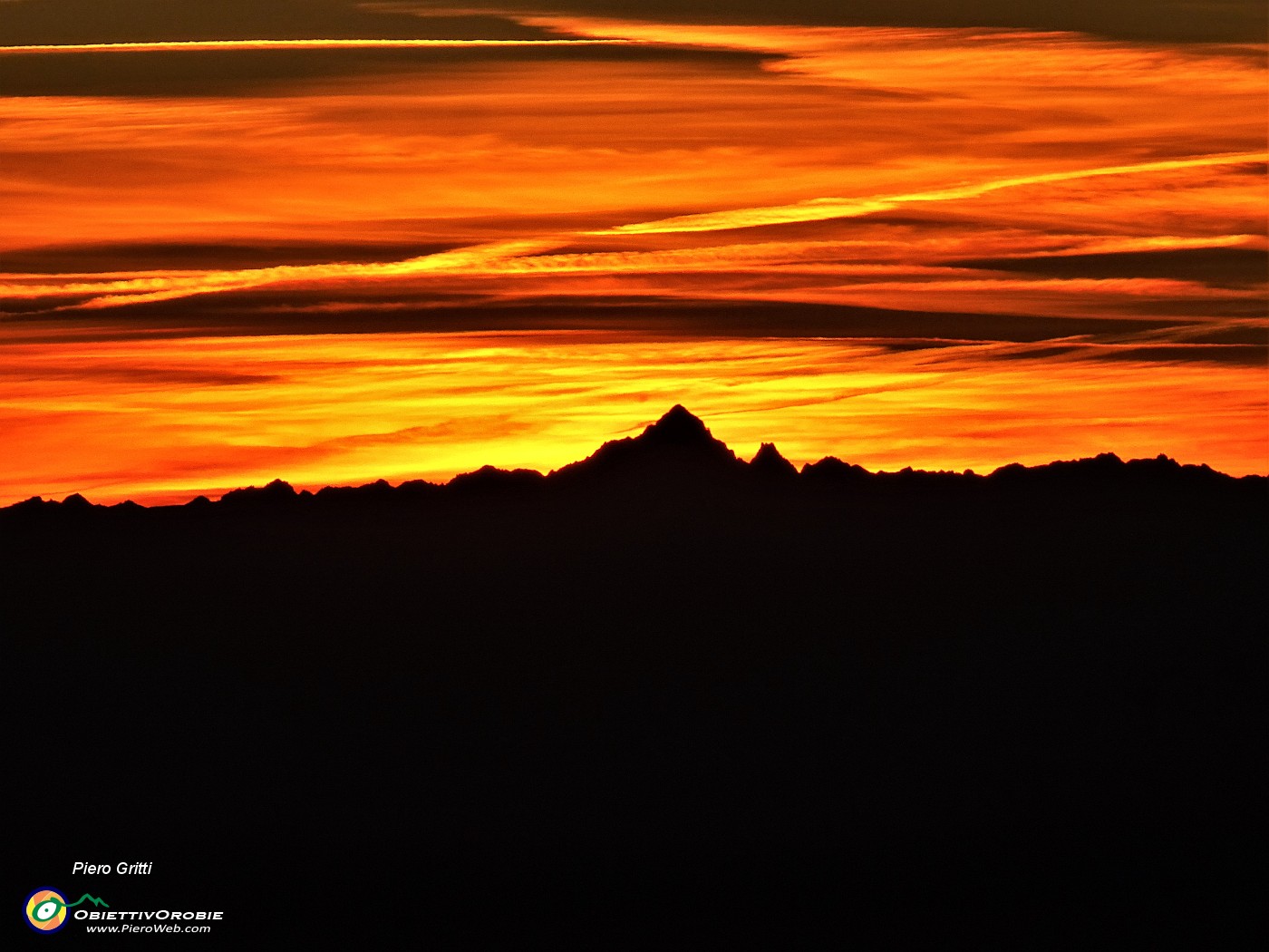 70 Sceso il sole, cielo infuocato verso il Monviso.JPG